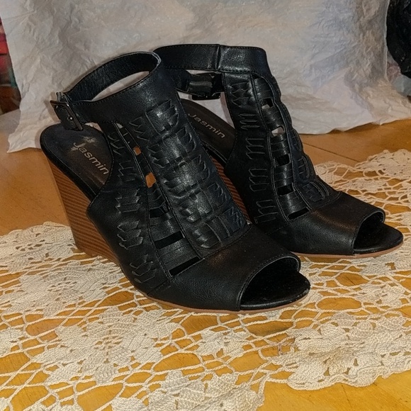 Jasmin Wedges - Picture 2 of 5